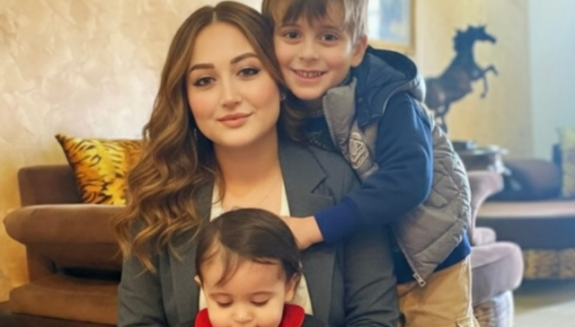 mom and her kids